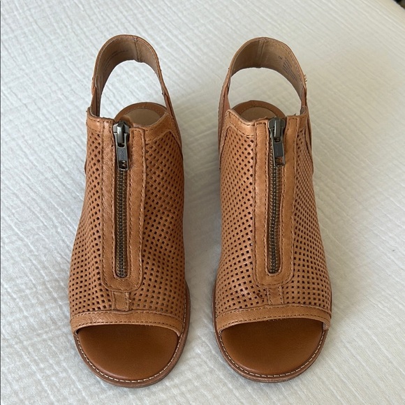 LIKE NEW • Söfft Nalda Zip Sandal in Luggage Leather • Women’s 7M - Picture 3 of 16